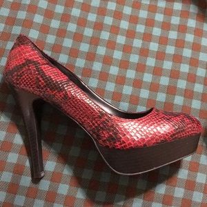 Sofia Vergara Red Faux Snake Skin Heels Size 9.5
